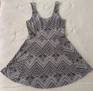 Vestido estampado geométrico. Talla 44. H&M.