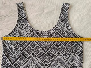 Vestido estampado geométrico. Talla 44. H&M.