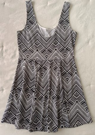 Vestido estampado geométrico. Talla 44. H&M.