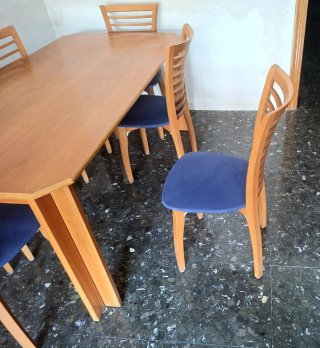 Mesa de comedor y 6 sillas de madera