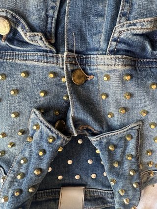 Cazadora vaquera Zara tachas doradas
