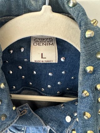Cazadora vaquera Zara tachas doradas