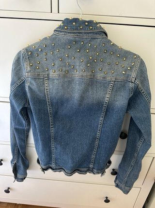 Cazadora vaquera Zara tachas doradas