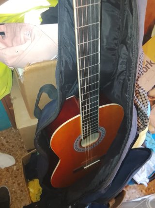 Guitarra Clásica Naranja/Roja Casi Nueva