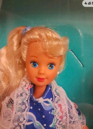 Barbie Sharin' Sisters bambole e vestiti
