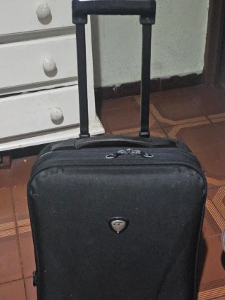 Maleta de viaje negra con ruedas medida largo46,17