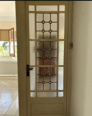Puerta de madera con cristal emplomado