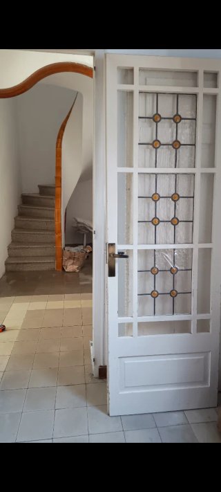 Puerta de madera con cristal emplomado