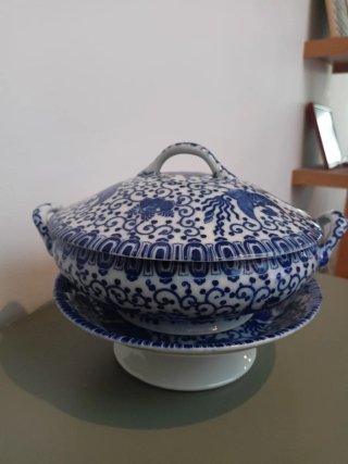 Sopera y plato de base de porcelana japonesa.