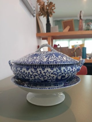 Sopera y plato de base de porcelana japonesa.