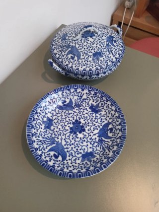 Sopera y plato de base de porcelana japonesa.