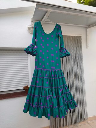 Vestido de flamenca verde con lunares morados