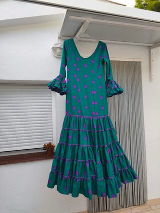 Vestido de flamenca verde con lunares morados