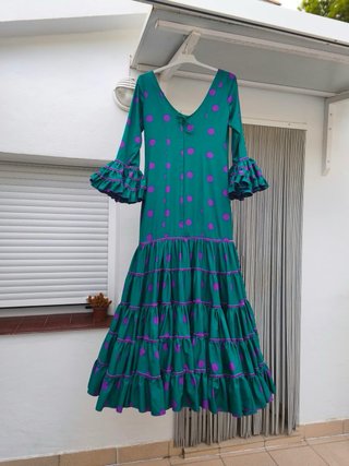 Vestido de flamenca verde con lunares morados