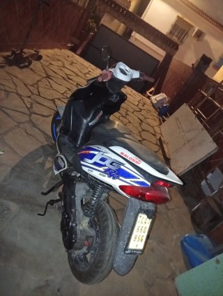 Yamaha Jog RR Scooter Azul y Blanco