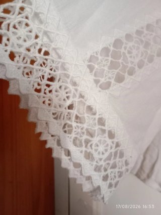 Blusa blanca con crochet