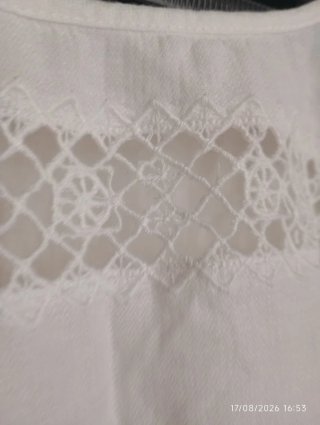 Blusa blanca con crochet