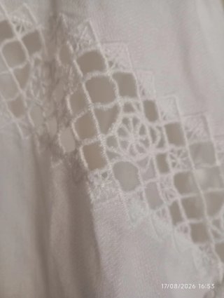 Blusa blanca con crochet