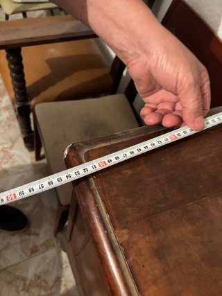 Aparador de madera con detalles dorados