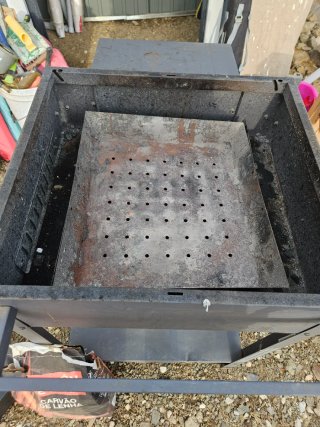 Barbacoa de carbón metálica con ruedas