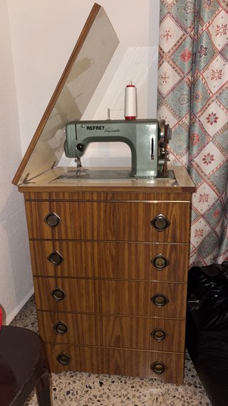 Máquina de coser Refrey con mueble