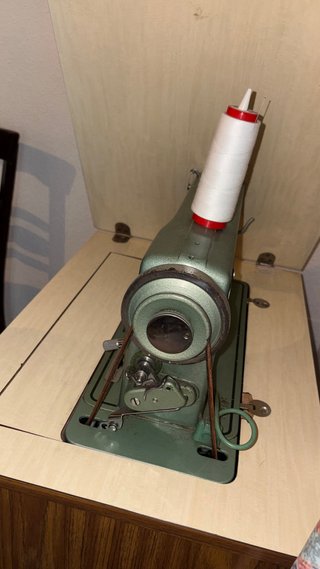Máquina de coser Refrey con mueble