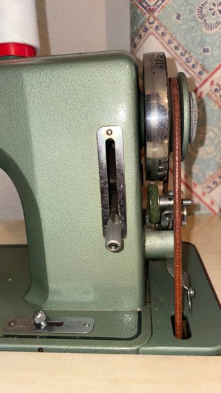 Máquina de coser Refrey con mueble