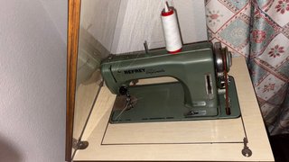 Máquina de coser Refrey con mueble