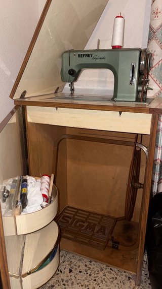 Máquina de coser Refrey con mueble