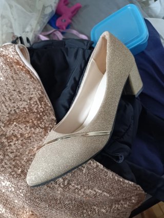 Zapatos dorados de tacón para mujer
