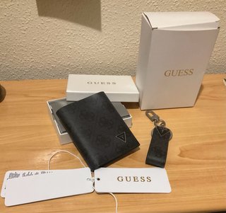 Cartera y llavero Guess