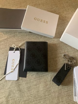 Cartera y llavero Guess