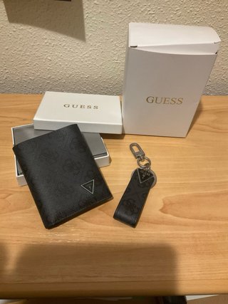 Cartera y llavero Guess