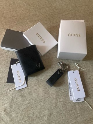 Cartera y llavero Guess