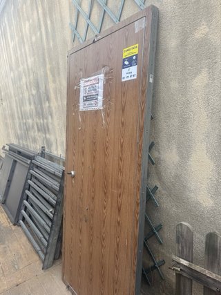 Puerta y ventanas anti okupa metálicas