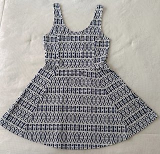 Vestido estampado geométrico azul y blanco