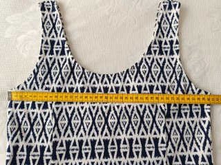 Vestido estampado geométrico azul y blanco