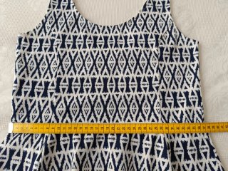 Vestido estampado geométrico azul y blanco