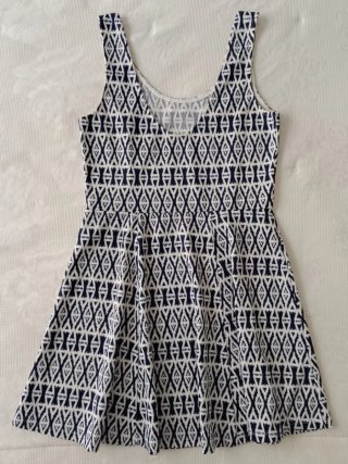 Vestido estampado geométrico azul y blanco
