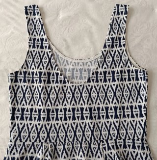 Vestido estampado geométrico azul y blanco