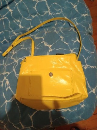 Bolso de piel amarillo