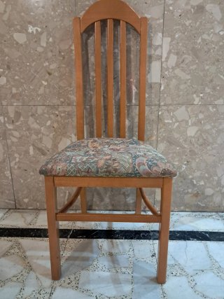 Silla de salón de madera con tapizado
