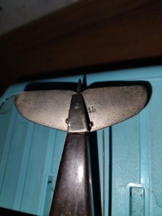 Avión antiguo de metal