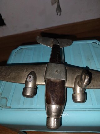 Avión antiguo de metal