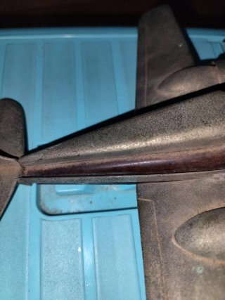 Avión antiguo de metal