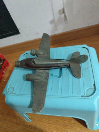 Avión antiguo de metal