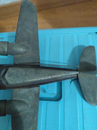 Avión antiguo de metal