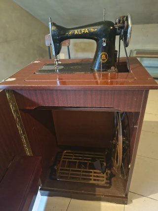 Máquina de coser Alfa antigua