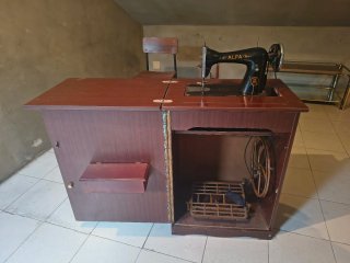 Máquina de coser Alfa antigua