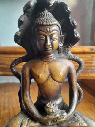 Figura de Buda  protegido por el rey Naga. Bronce.